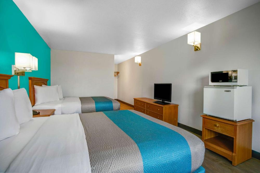 Deluxe Queen Room with Two Queen Beds - Non-Smoking interior